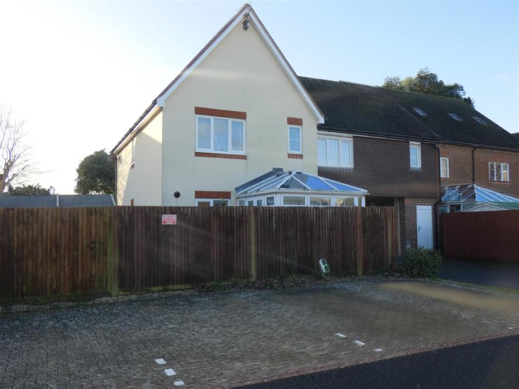 3 bedroom link detached house for sale in Woodlands Avenue, Rustington
