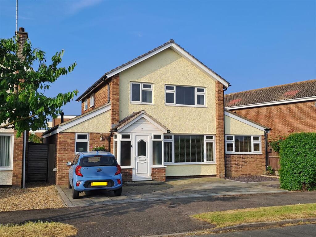 3 bedroom detached house for sale in Chanctonbury Close, Rustington, BN16