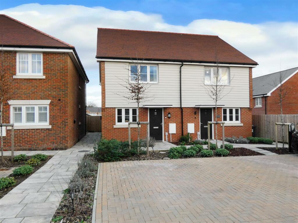 2 bedroom semidetached house for sale in Speedwell Chase, Angmering, BN16