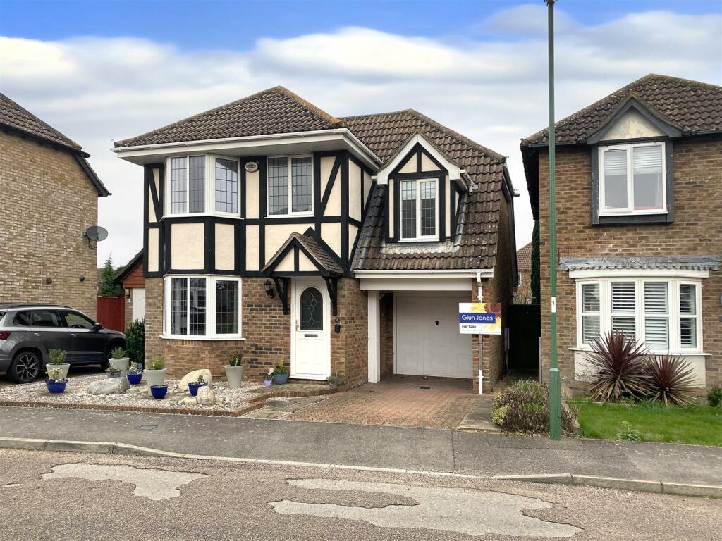 3 bedroom detached house for sale in Chatsworth Drive, Rustington, BN16
