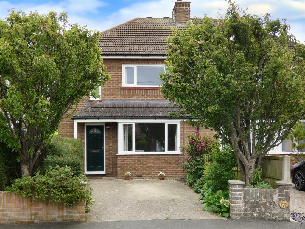 3 bedroom semidetached house for sale in Jubilee Avenue, Rustington, BN16