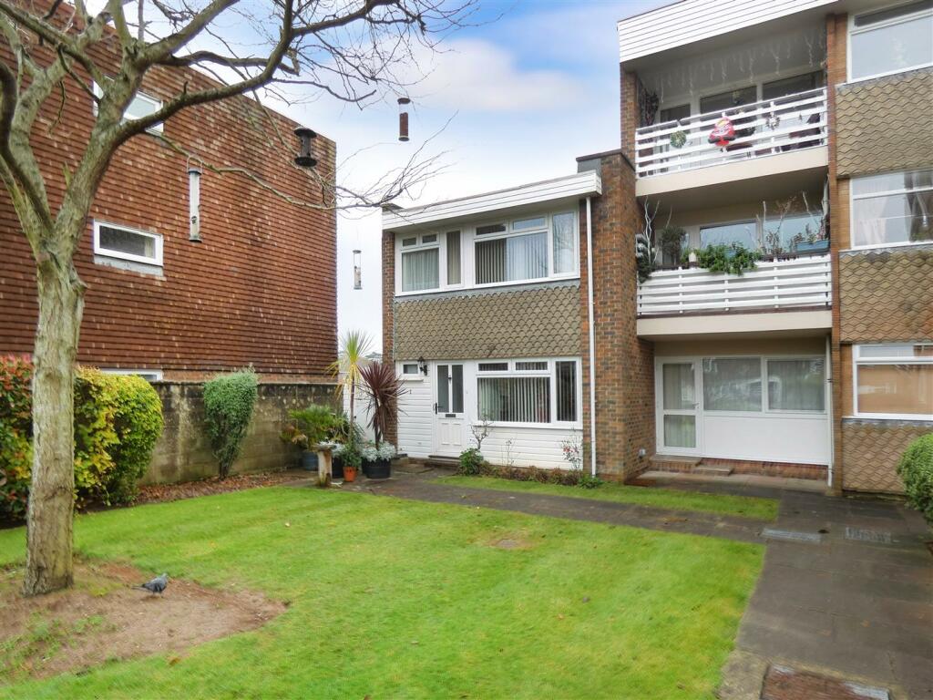 2 bedroom end of terrace house for sale in Donnington Place, Woodlands