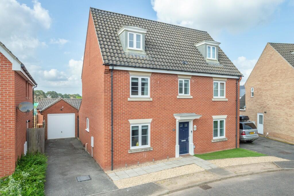 5 bedroom detached house for sale in Red Lodge, Suffolk, IP28