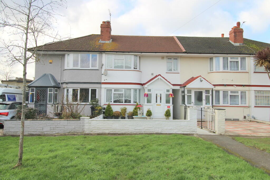 3 bedroom terraced house for sale in Richmond Avenue, Bedfont, TW14