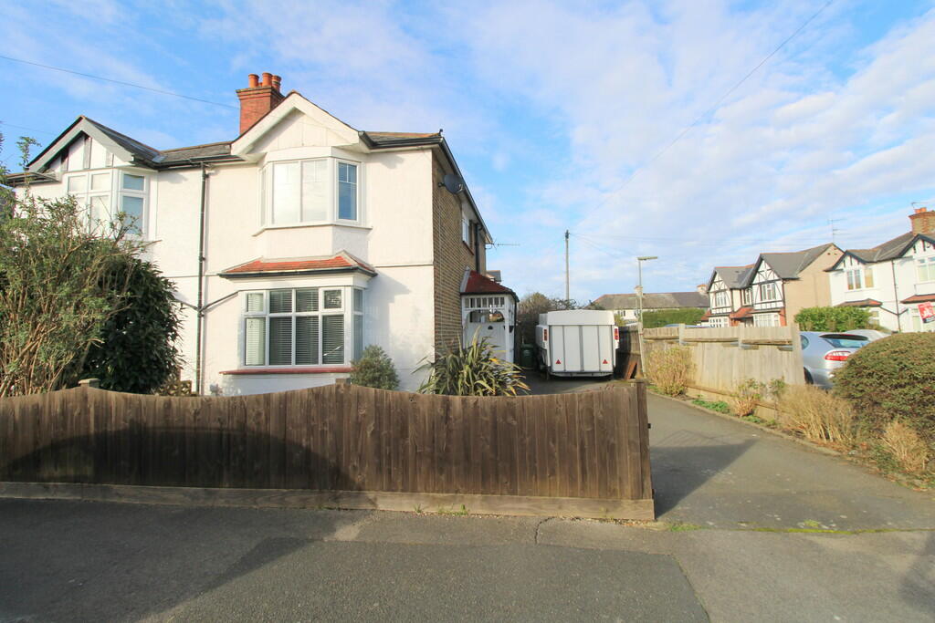 3 bedroom semidetached house for sale in Burgoyne Road, Sunburyon