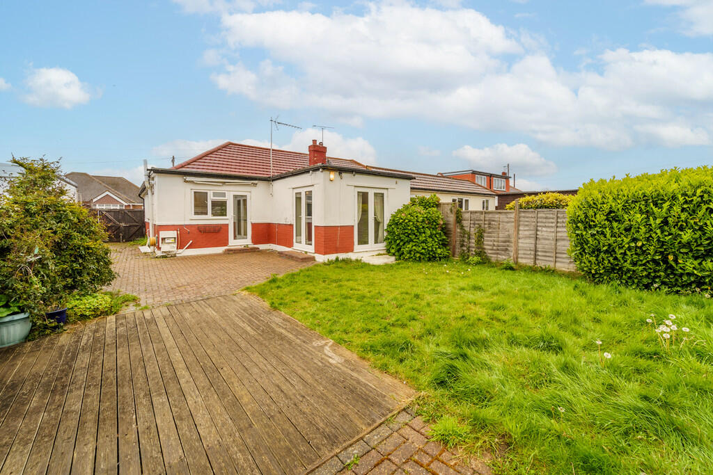 2 bedroom semidetached bungalow for sale in Kingsway, Stanwell