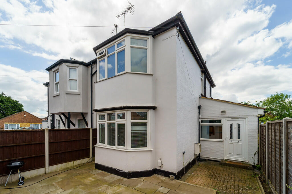 3 bedroom semidetached house for sale in Burgoyne Road, Sunburyon