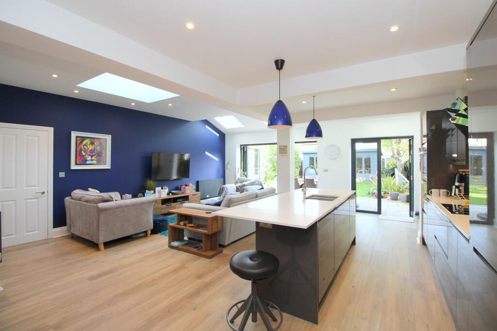 5 bedroom semidetached house for sale in Princes Road, Ashford, TW15