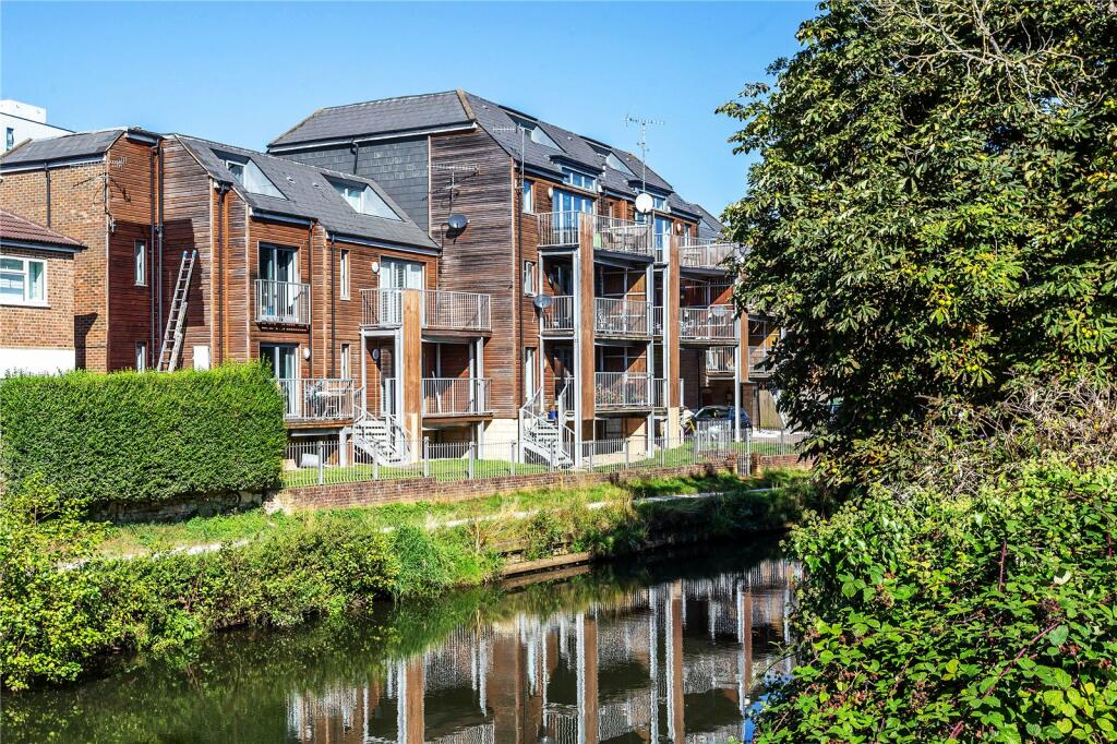 2 bedroom apartment for sale in Walnut Tree Close, Guildford, Surrey, GU1