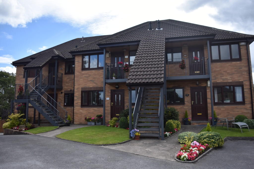 2 bedroom ground floor flat for sale in Bawtry Road, Wickersley