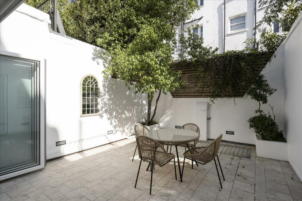 Terraced to rent on Pottery Lane, Holland Park, London, Royal Borough