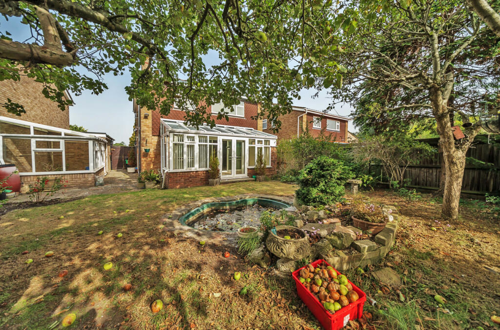 4 bedroom detached house for sale in Pickhurst Park, Bromley, BR2