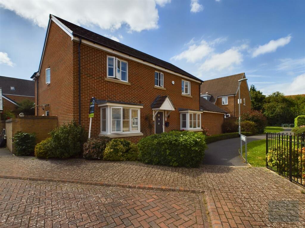4 bedroom detached house for sale in Heron Walk, Trowbridge, BA14