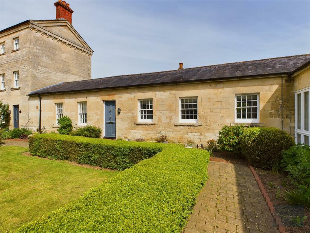 2 bedroom bungalow for sale in St. Court, Semington, Trowbridge