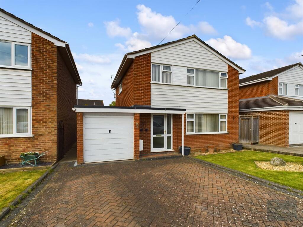3 bedroom detached house for sale in Lyneham Way, Trowbridge, BA14