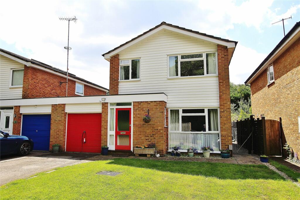 4 bedroom link detached house for sale in Ravens Close, Knaphill