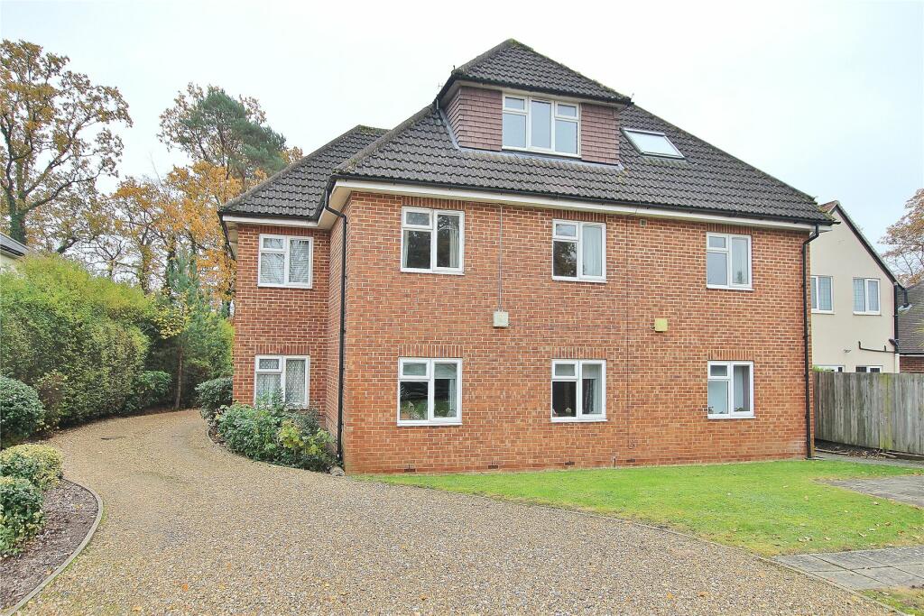 1 bedroom flat for sale in Broadway, Knaphill, Woking, Surrey, GU21