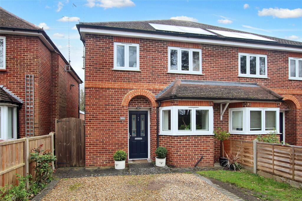 3 bedroom semidetached house for sale in Broadway, Knaphill, Woking