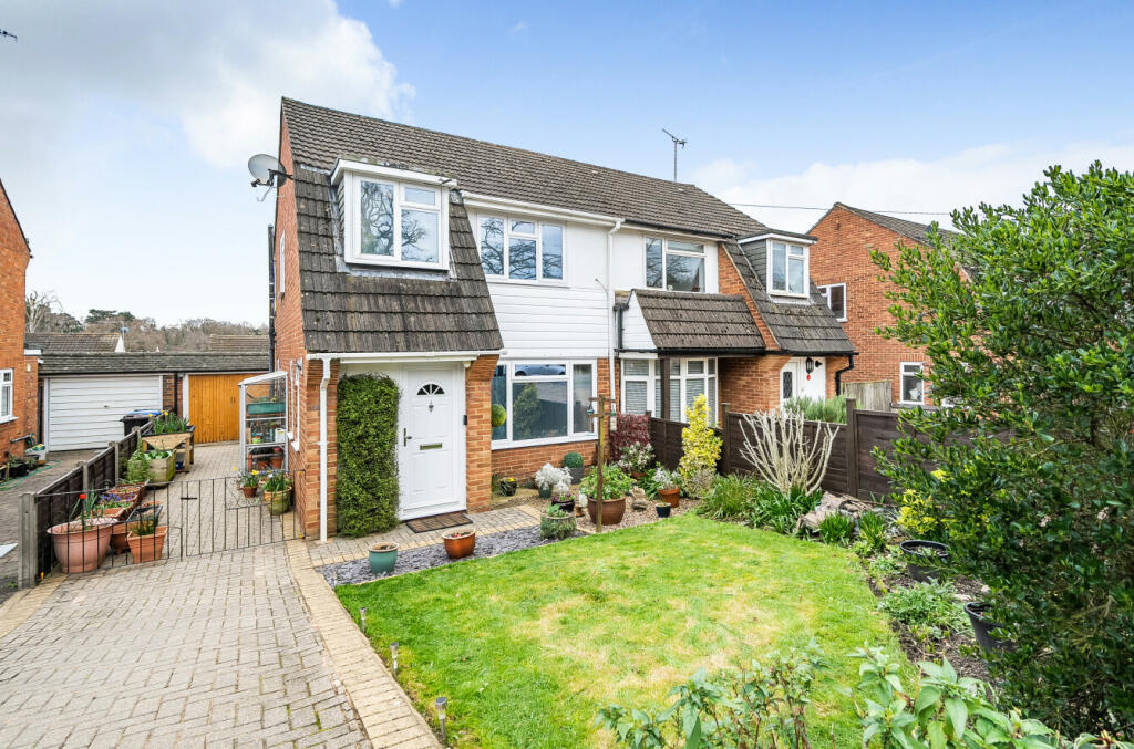 3 bedroom semidetached house for sale in Northwood Avenue, Knaphill