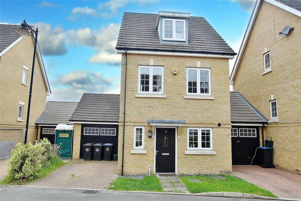 3 bedroom detached house for sale in Brookwood Farm Drive, Knaphill