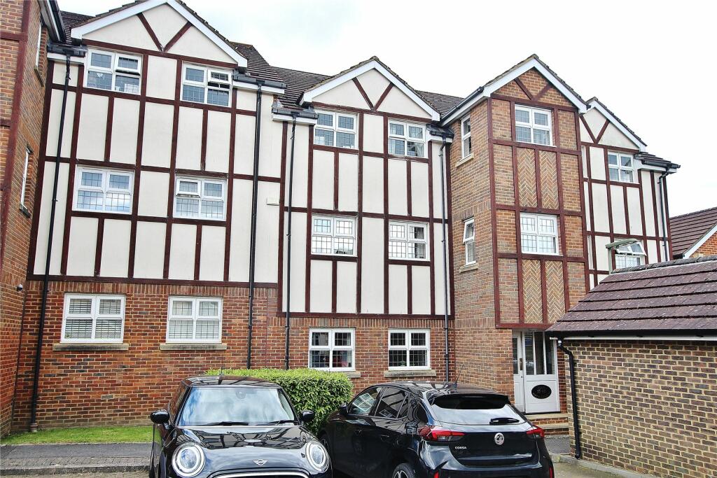2 bedroom flat for sale in Lorne Gardens, Knaphill, Woking, Surrey, GU21