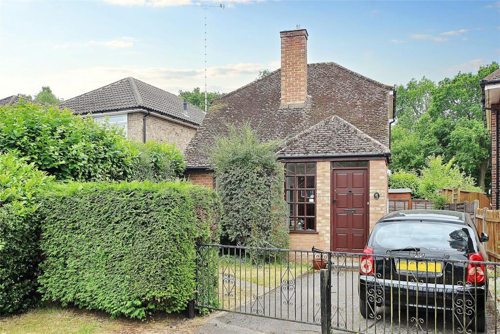 2 bedroom detached house for sale in Connaught Road, Brookwood, Woking