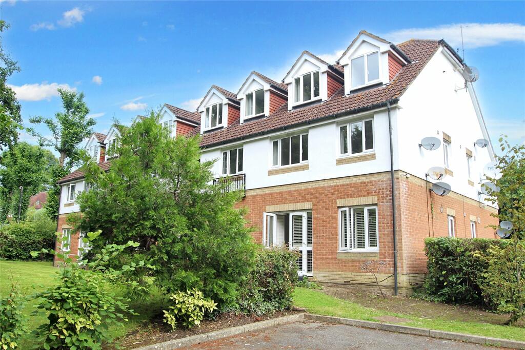 2 bedroom flat for sale in Alexandra Gardens, Knaphill, Woking, Surrey
