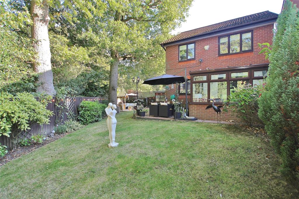 3 bedroom detached house for sale in Knaphill, Woking, Surrey, GU21
