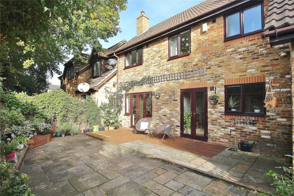 4 bedroom detached house for sale in Knaphill, Woking, Surrey, GU21