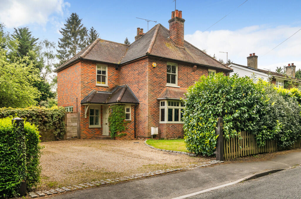 3 bedroom semidetached house for sale in Queens Road, Bisley, Woking