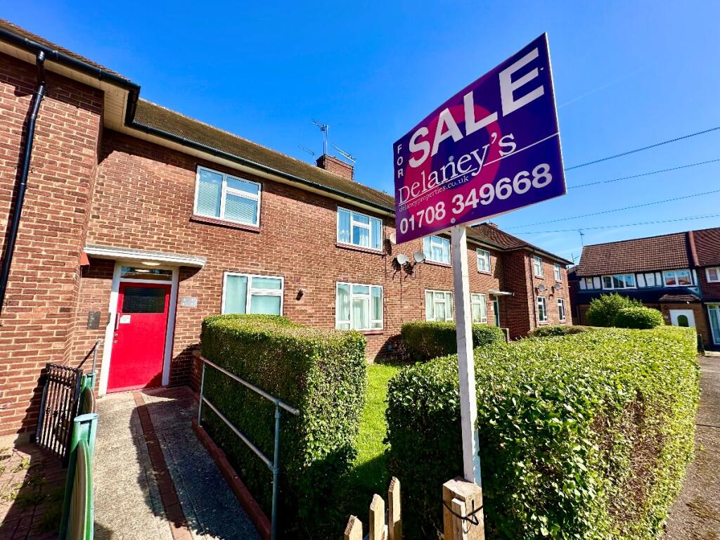 1 bedroom apartment for sale in Charlbury Crescent, Romford, RM3