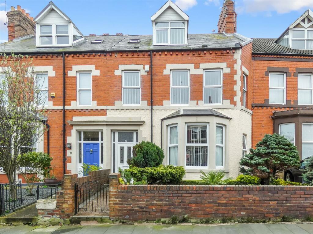 6 bedroom terraced house for sale in North Parade, Whitley Bay, NE26