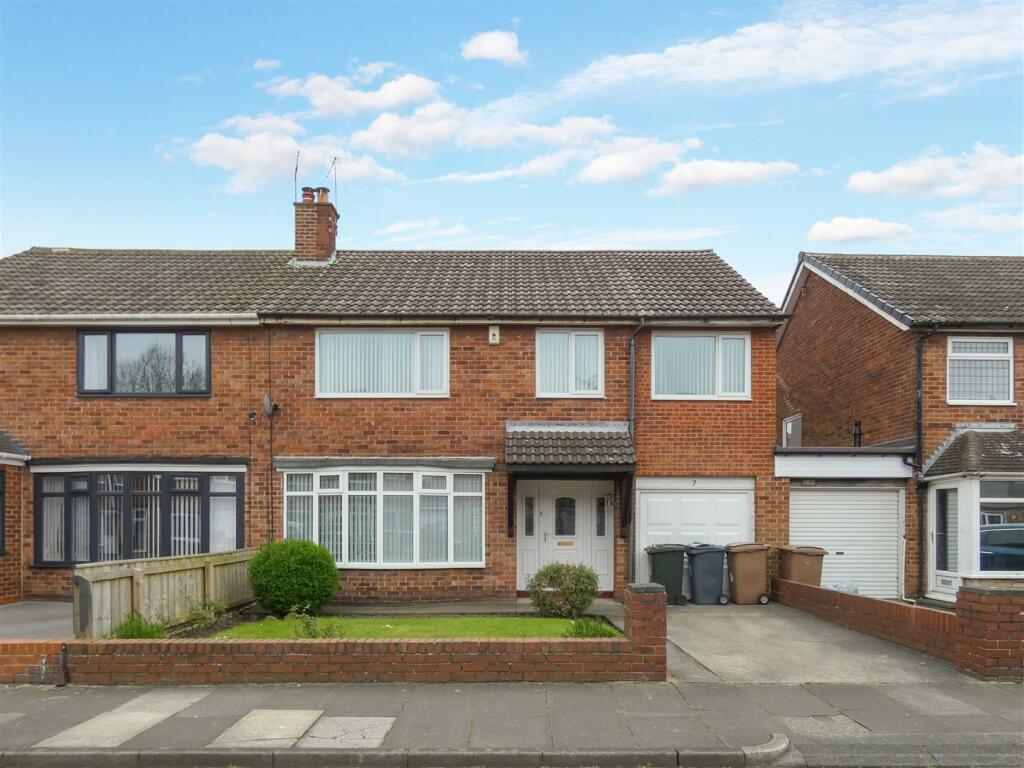 5 bedroom semidetached house for sale in Whitecliff Close, Preston