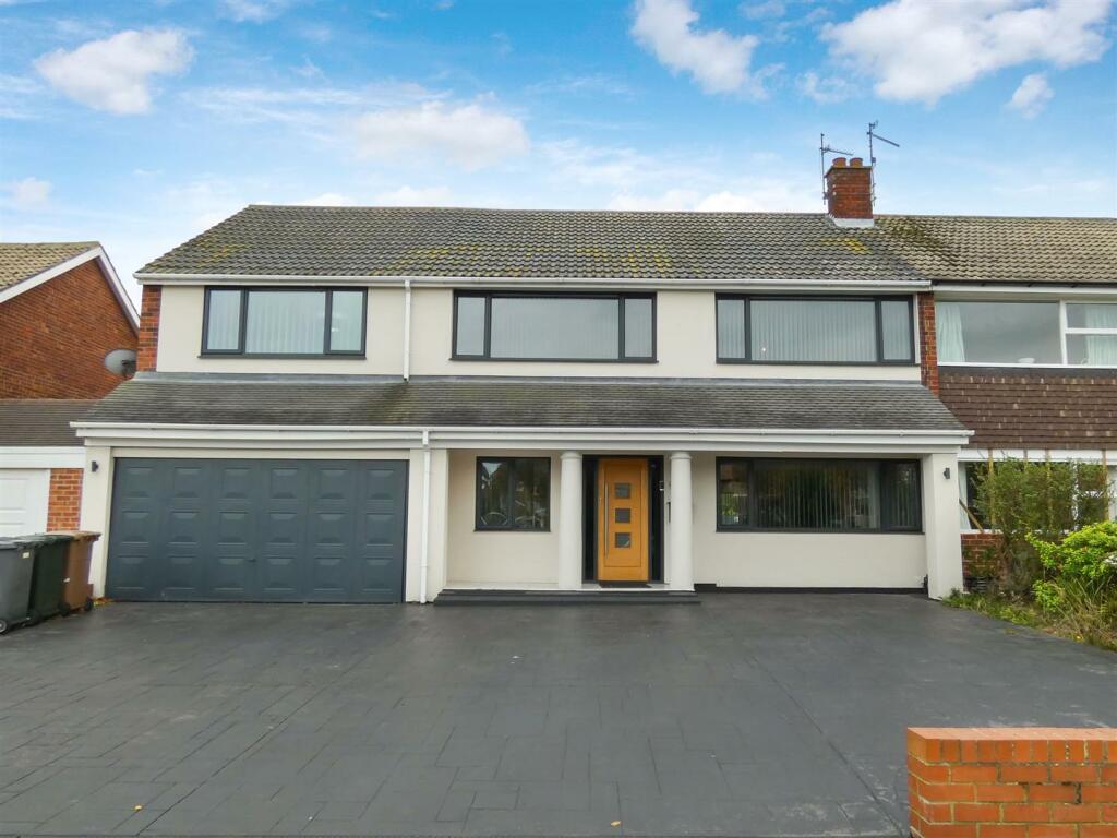 6 bedroom semidetached house for sale in Beach Road, Tynemouth, NE30