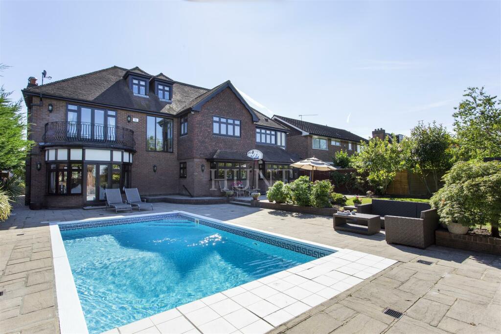 7 bedroom detached house for rent in Hainault Road, Chigwell, Essex, IG7
