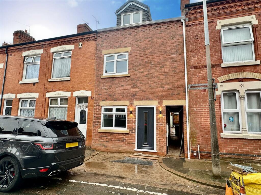 4 bedroom end of terrace house for sale in Gipsy Road, Belgrave, Leicester, LE4