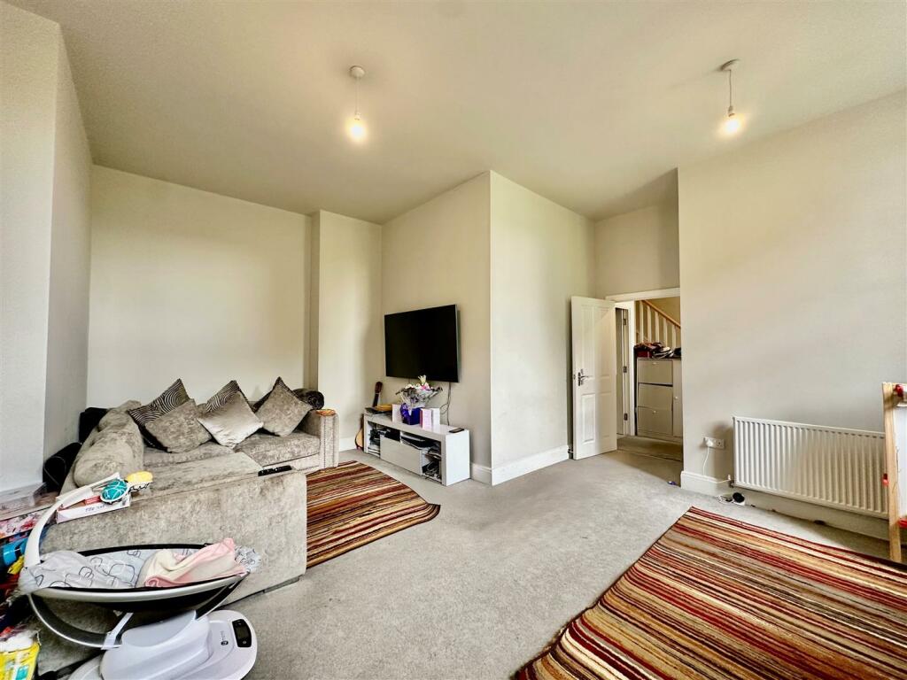 3 bedroom town house for sale in Elmdon Drive, Humberstone, Leicester, LE5