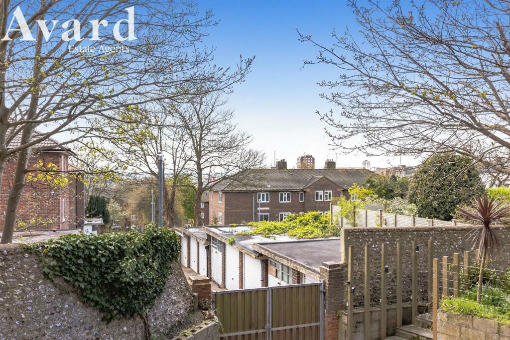 2 bedroom flat for sale in Princes Crescent, Brighton, BN2