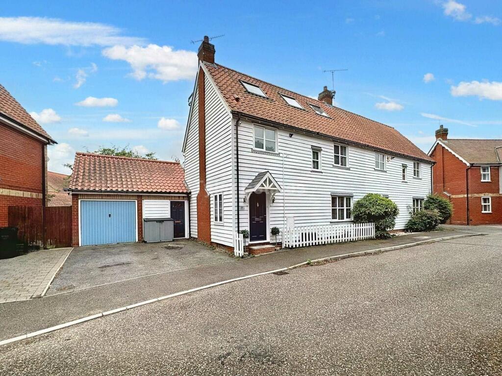 4 bedroom semidetached house for sale in Hazel Close, Noak Bridge, SS15