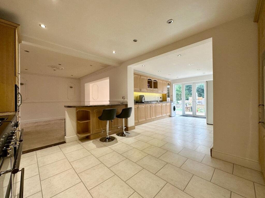 Additional property image - Oak Avenue, Crays Hill, CM11