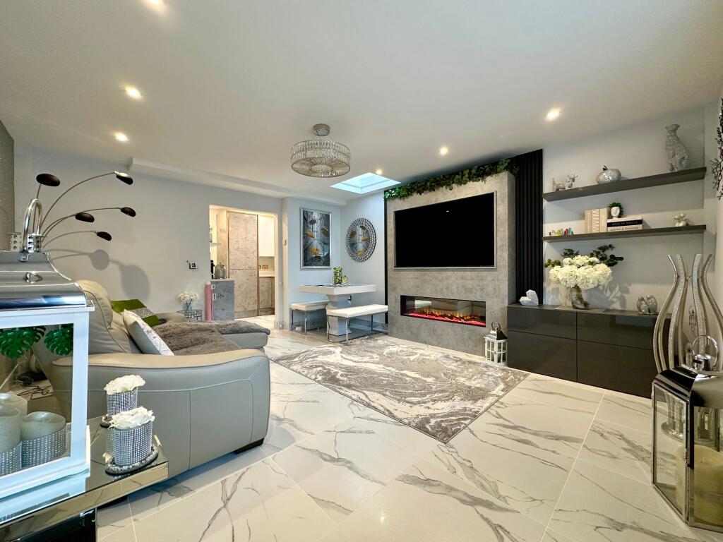 Additional property image - Oak Avenue, Crays Hill, CM11