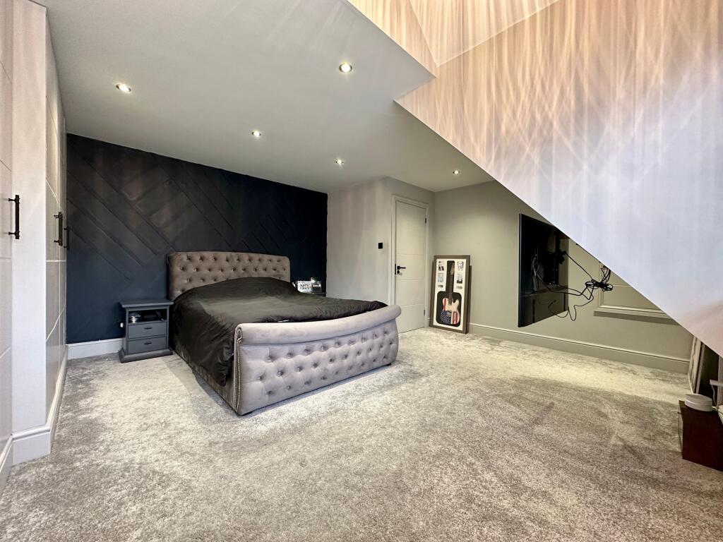 Additional property image - Oak Avenue, Crays Hill, CM11