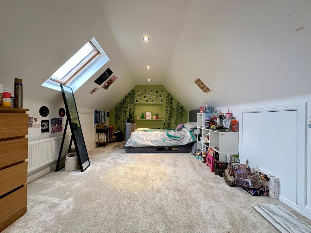 Additional property image - Oak Avenue, Crays Hill, CM11