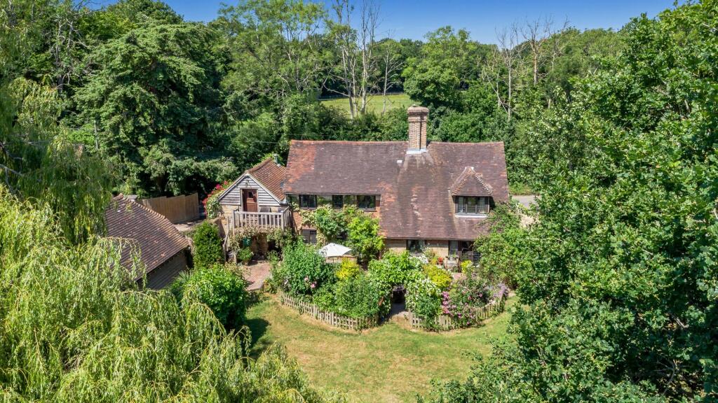 4 bedroom detached house for sale in Cinder Hill Lane, Horsted Keynes, RH17
