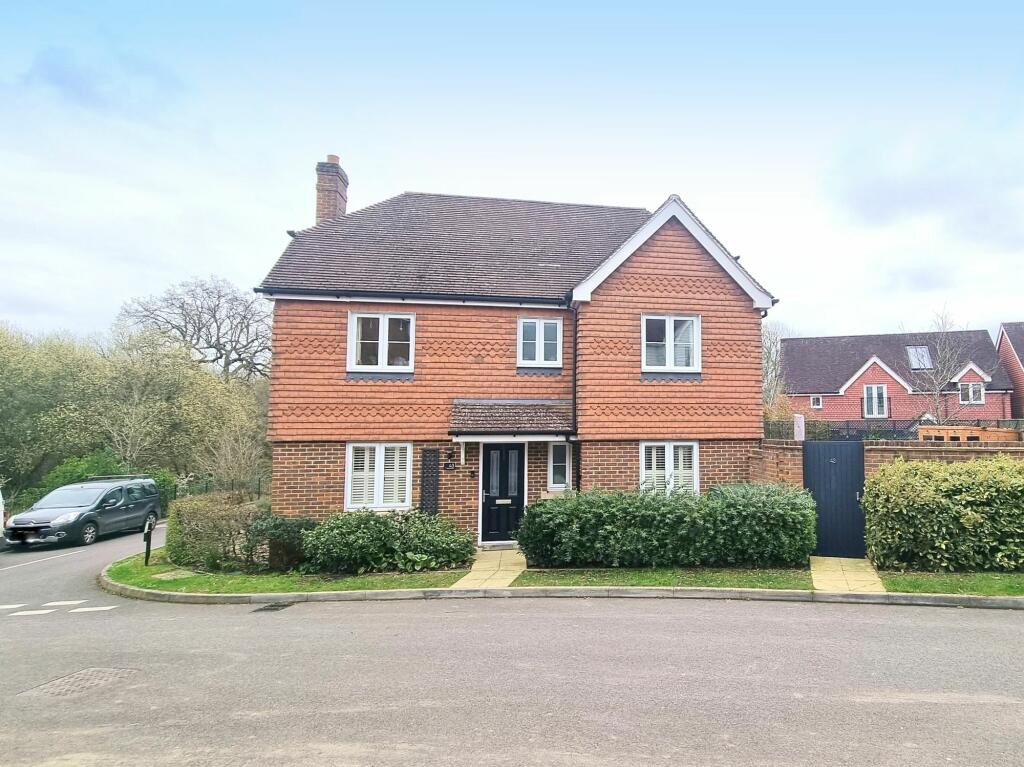 4 bedroom detached house for sale in Barncroft Drive, Lindfield, RH16