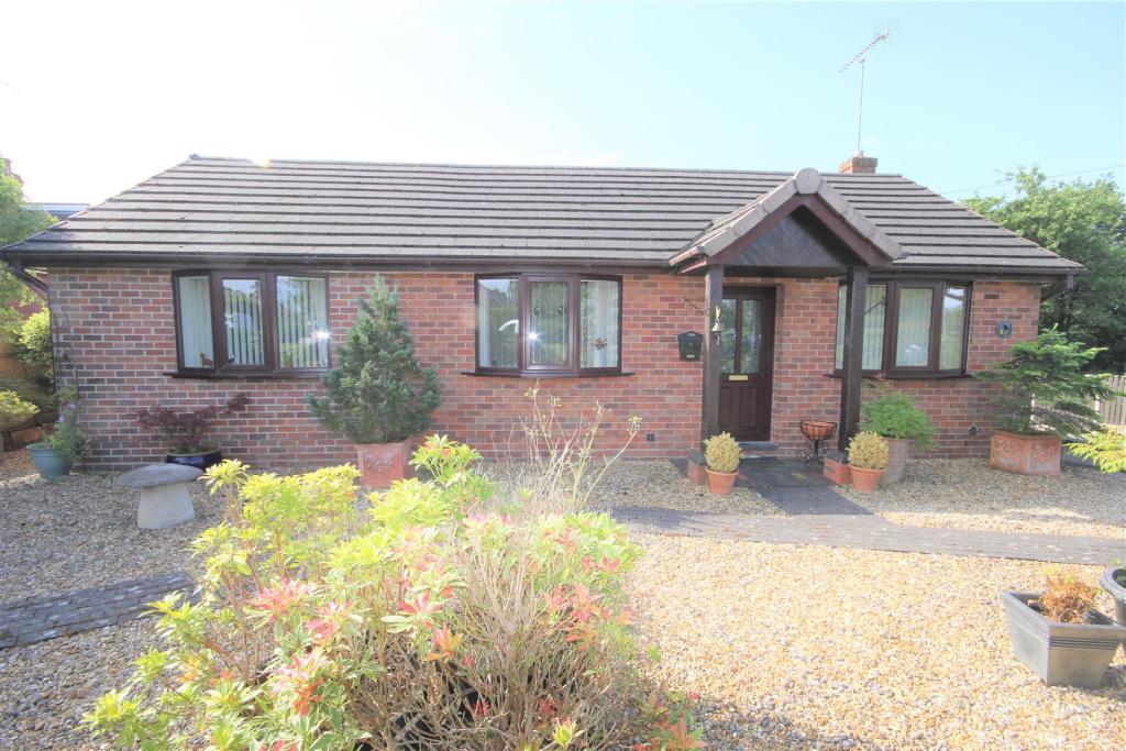 2 bedroom detached bungalow for sale in Shawe Park Road, Kingsley Holt