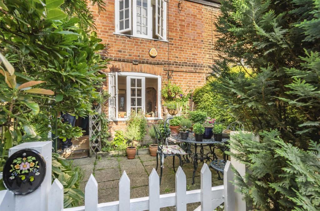 2 bedroom terraced house for sale in Totteridge Village, Totteridge, N20