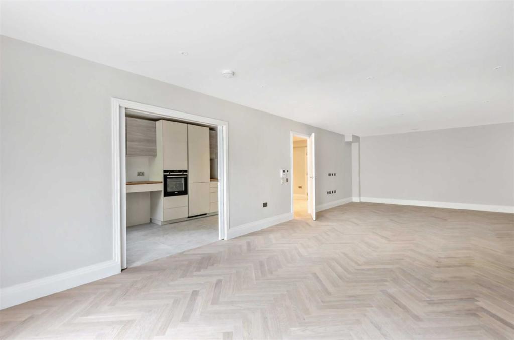 2 bedroom flat for sale in Holden Road, Woodside Park, N12
