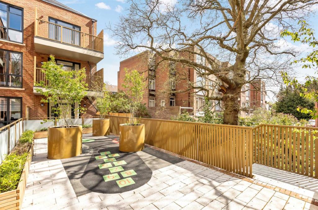 2 bedroom flat for sale in Holden Road, Woodside Park, N12