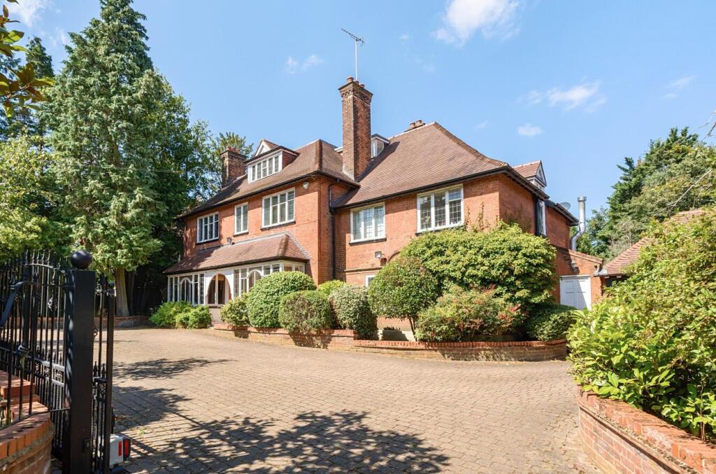 Main image of property: Oakleigh Park South, Oakleigh Park